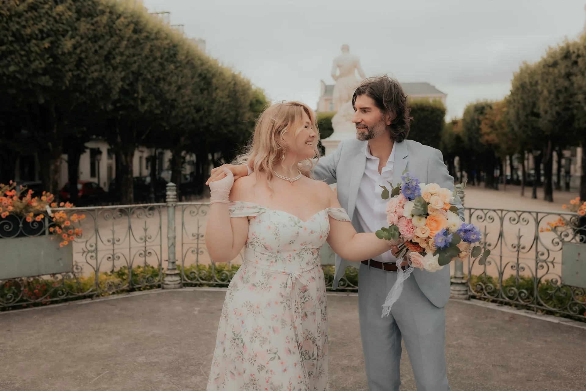 Séance couple mariage en lumière naturelle à Pau